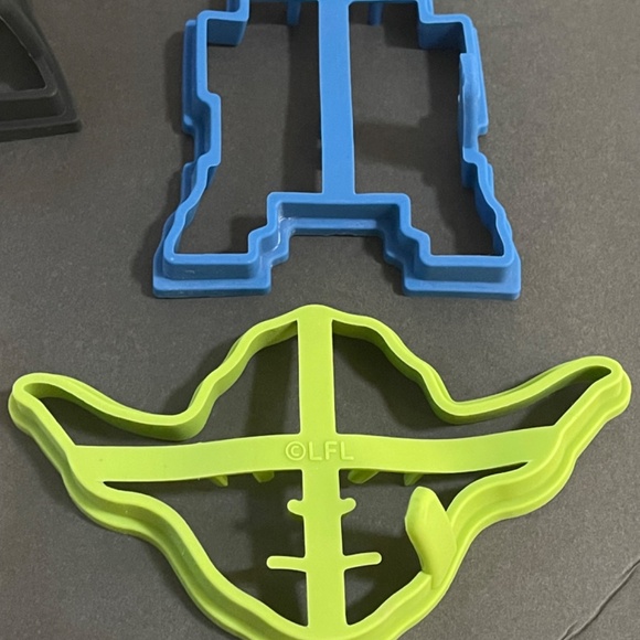Williams Sonoma Star Wars Pancake Molds Yoda, Stormtrooper, Darth Vader, R2-D2 - Picture 5 of 6